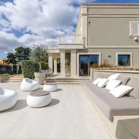 Mediterranean - Style In - 5 Bedrooms, Pool, Garden Apartment