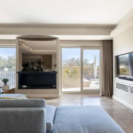 Mediterranean - Style In - 5 Bedrooms, Pool, Garden Apartment
